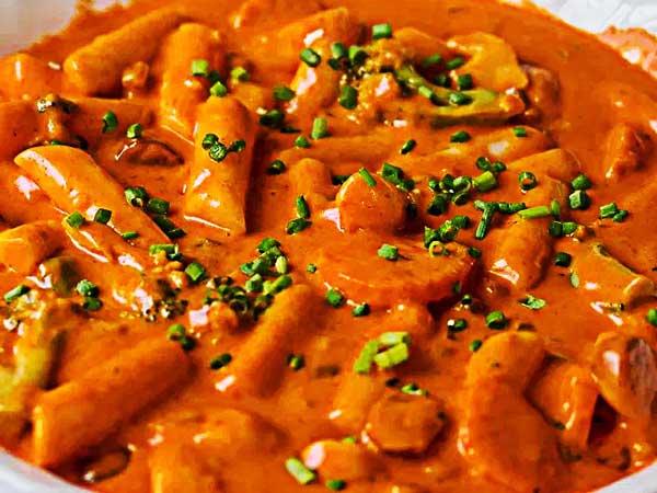 Cách nấu món tokbokki bánh gạo cay sốt kem Carbonara siêu ngon