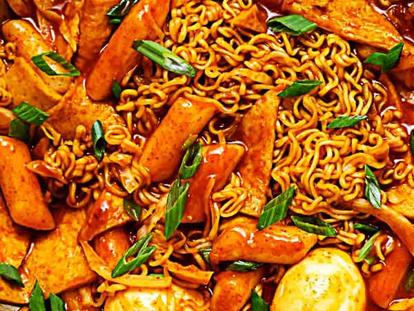 Rabokki | Món ngon kết hợp từ bánh gạo tokbokki và mì ramen Hàn Quốc